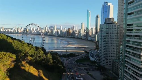 Establecimiento aéreo de las calles del Balneario Camboriú, el tráfico, los edificios y la costa principal de