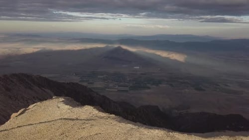 Excursionistas llegan a la cima del monte Nebo con impresionantes vistas en Utah