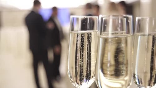 Champagne Bellows Rise in Glasses at Party Copos com fundo de bebida People Talk