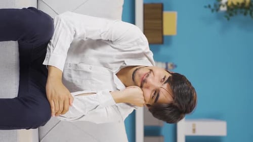 Vídeo vertical de Un hombre enamorado se siente feliz.