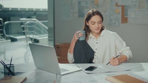 A Female Architect Creates Innovative Designs Using Advanced Technologies