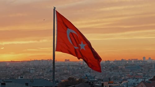 4K-Luftaufnahmen der Stadt Istanbul und der türkischen Flagge, Türkei