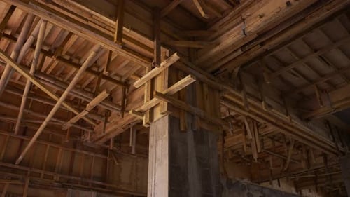Holzstütze am Deckengerüst auf der Baustelle