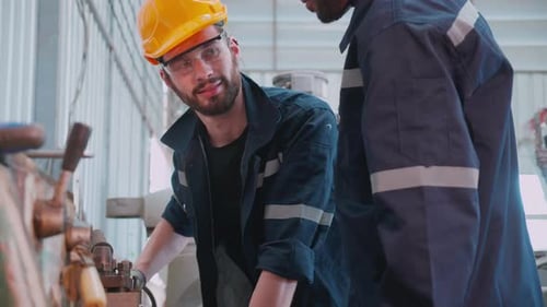 Formation d'ingénieur avec contremaître pour apprenti utilisant un tour, apprentissage avec ouvrier.
