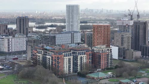 Zumbido aéreo de apartamentos de nueva construcción en Tottenham Hale, Reino Unido