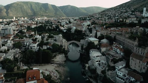 Drohnenaufnahmen von Mostar, Bosnien, während der blauen Stunde am frühen Morgen