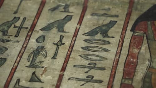 Jeroglíficos del antiguo Egipto sobre sarcófago de ataúd de madera, escritura pictórica adornada