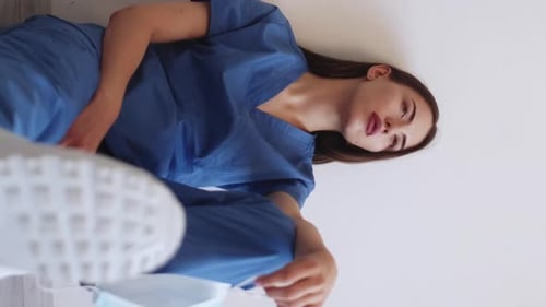 Médico cansado vertical, profesión médica, mujer