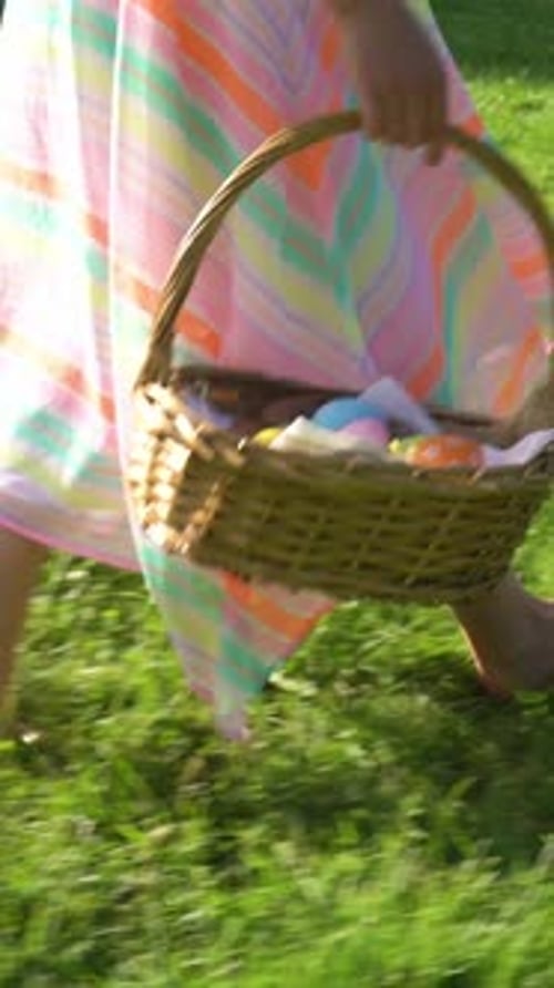 Kinder nehmen freudig an einer Ostereiersuche in einem sonnigen Park teil