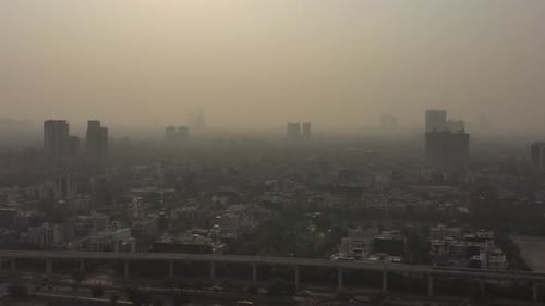 Vista aérea de Delhi, cidade da Índia, poluição do ar ambiental, clima, imagens de drones 4k UHD.