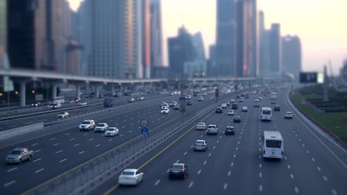 Voitures circulant sur une route urbaine très fréquentée aux heures de pointe