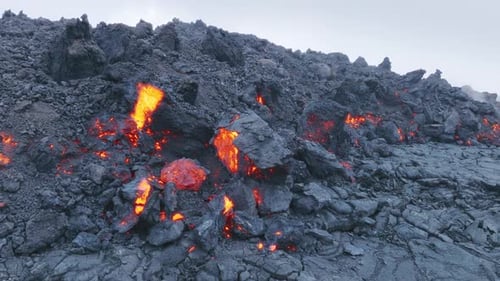 Fließende Lava und schwarze Felsen