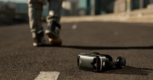 Astronaute, réalité virtuelle et casque ou explorez la ville pour un voyage réel ou une expédition
