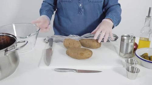 Schritt für Schritt Kekse und Gemüse auf einem weißen Schneidebrett für Vinaigrette-Salat schneiden