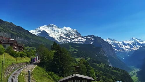 Ferrovia panorâmica e hotel com vista para a montanha na vila alpina suíça de Wengen, Bernese Oberland, Sw