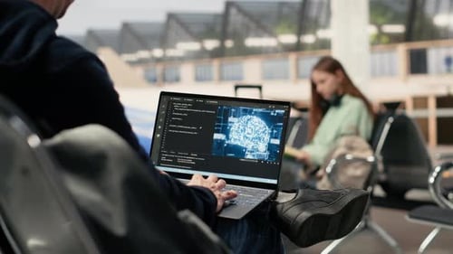 Ingénieur informatique travaillant avec des systèmes d'apprentissage automatique pour tester le codage par IA
