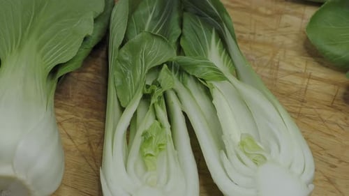 Endives sur une planche à découper en bois (Cichorium intybus). Chicorées fraîches