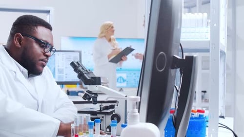 Ein professionelles Wissenschaftlerteam arbeitet in einem modernen wissenschaftlichen Forschungslabor an einem Impfstoff