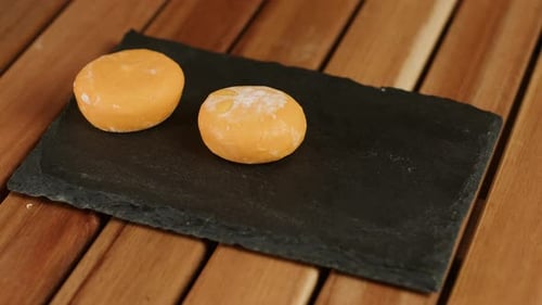 Mochi, japanischer Reiskuchen, Nahaufnahme, Süßigkeiten aus Japan, Zuckerdessert mit Füllung