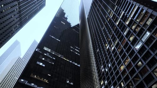Rascacielos que se elevan sobre las calles de la ciudad de Nueva York
