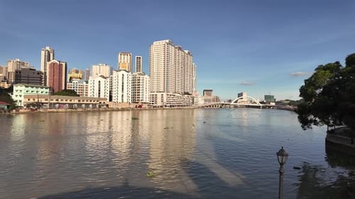 Rivière Pasig dans la région métropolitaine de Manille, Philippines, panorama urbain de la ville d'Asie du Sud-Est pendant la journée