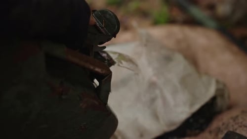 Scène de waterboarding avec un captif cagoulé