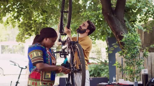 Paar, das Fahrradkomponenten instandhält