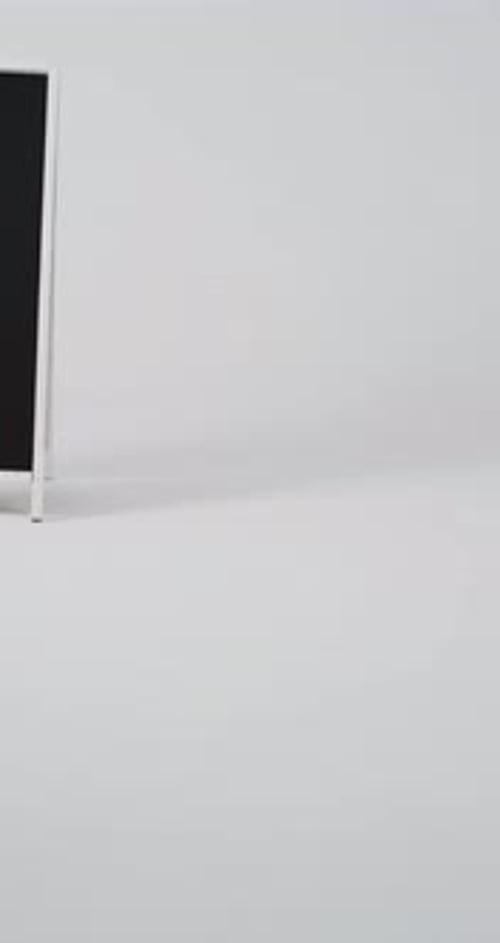 Vídeo vertical del letrero de pizarra sobre soporte blanco con espacio para copiar sobre fondo blanco