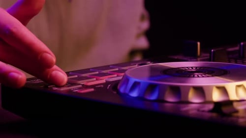 DJ spielt Musik auf Festival im Nachtclub Techno-Musiker mit Kopfhörern und Sonnenbrille tritt auf