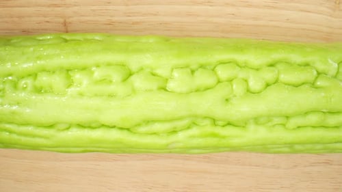 La courge amère chinoise scintille avec des gouttelettes d'eau