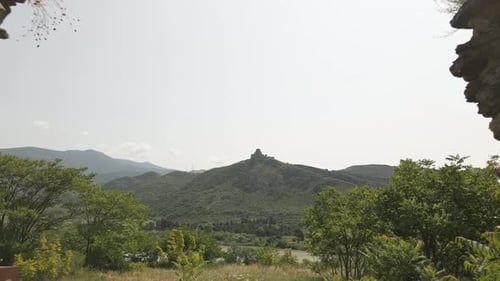 Monasterio en la cima de una colina en Georgia