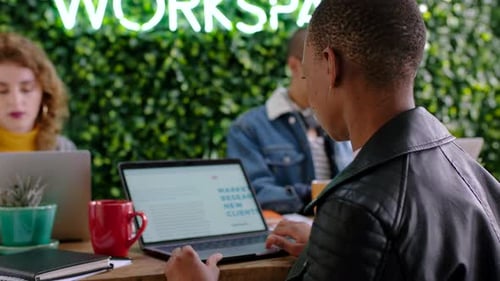 Une start-up, un espace de travail et une femme noire avec un portrait d'ordinateur portable sont ravies de travailler sur un rapport d'agence créative