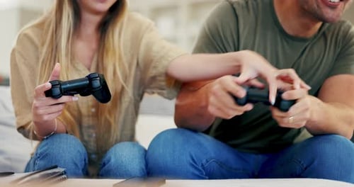 Jogos, jogos ou mãos de casal com videogame em competição de arcade no site online em casa