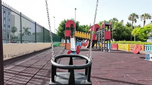 Leere Schaukel auf einem Kinderspielplatz