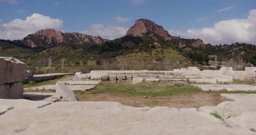 Mont Tmolus devant le temple d'Artémis à Sardes.