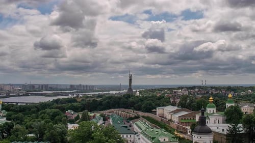 Chronologie 4K de la capitale de l'Ukraine, Kiev, du monument de la Patrie et du Dniepr sur un clou