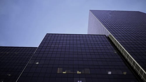 Profil simplifié accentué par des éléments géométriques et des textures complexes