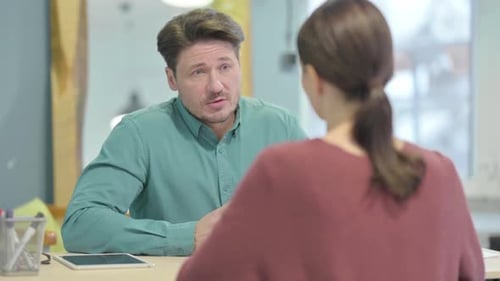 Kreativer Mann nimmt Interview im Büro