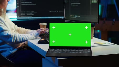 Profesional de TI que mantiene los sistemas de la empresa utilizando Mockup Notebook