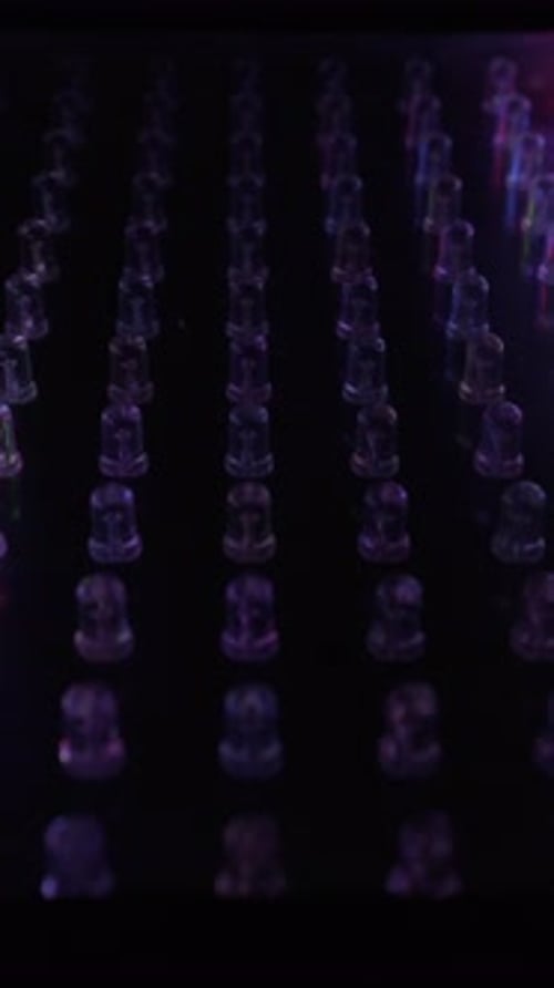 Bunte RGB-LED-Leuchten blinken auf dem Digitalbildschirm