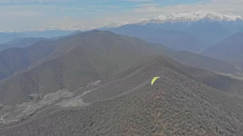 Steigen Sie in den Himmel und erkunden Sie die Berge aus der Perspektive eines Gleitschirms.