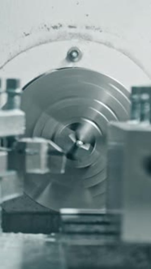 Präzises Metallschneiden mit CNC-Drehmaschine und Kühlmittelspray