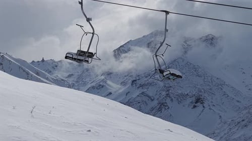 Mendoza, Argentine. Station de ski de Las Leñas. Les télésièges passent toujours par les remontées mécaniques en hiver. Neige