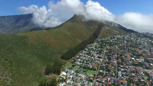 Imagens aéreas de drone de Lion's Head e Camps Bay na Cidade do Cabo, África do Sul