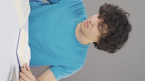 Vertikales Video eines jungen Studenten mit Zeitproblem.