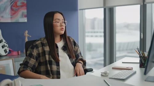 Redactor publicitario enojado lanzando una mesa de lápices en el lugar de trabajo