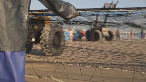 Portugal Fishers Ein Mann hält ein Fischernetz