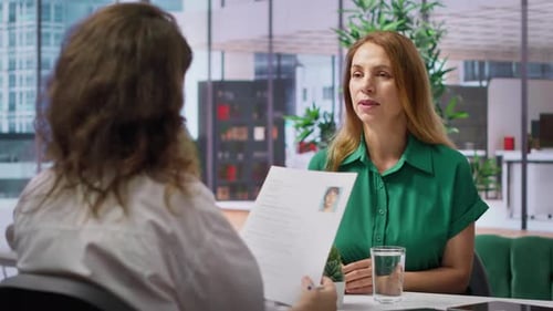 Le candidat présente son CV à un recruteur d'entreprise lors d'un entretien d'embauche structuré