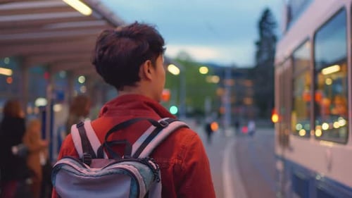 Jovem asiático, viajante mochileiro, viaja e dá uma olhada na cidade.