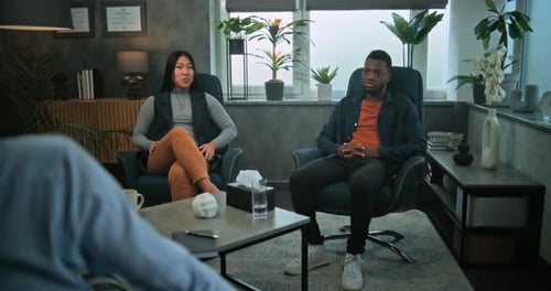 Novio afroamericano comienza a pelear con su novia durante la terapia de pareja